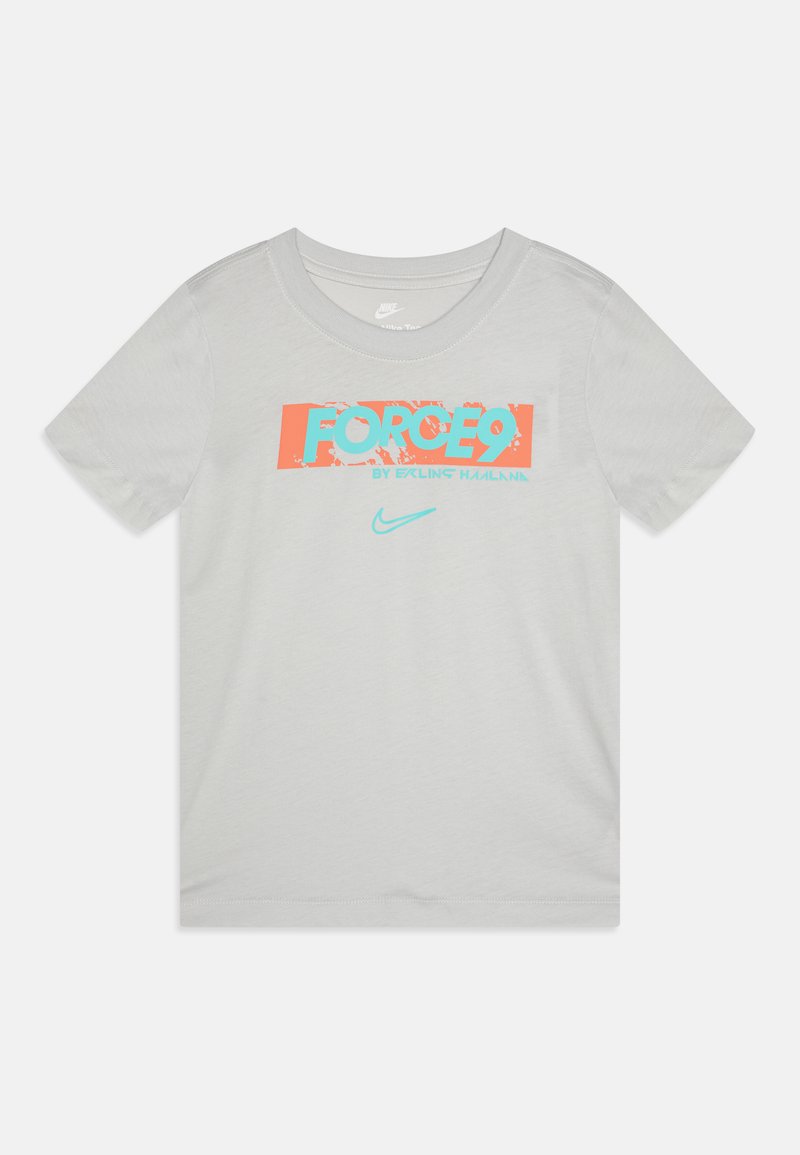 Grå bomullströja med korta ärmar, prydd med en livfull grafisk design i korall och blått som inkluderar ordet "FORCE9" och Nike-logotypen.
