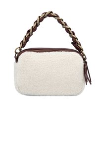 Petit sac à main rectangulaire en shearling crème avec des accents en cuir marron et une poignée en cuir tressé et métal, fermeture éclair au sommet.