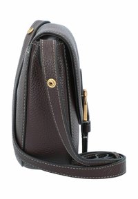 Braune Leder Umhängetasche mit strukturierten Oberflächen, goldenen Hardware-Akzenten und einem gerollten Tragegurt, der saubere Nähte zeigt.