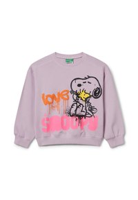 Fialová mikina se grafikou Snoopyho a Woodstoka, oranžovým nápisem "láska" a růžovým nápisem "Snoopy" ve stylu spreje na přední straně.