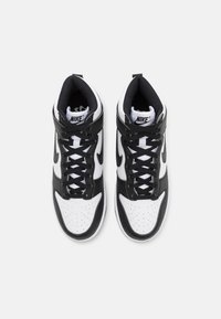 Černobílé vysoké tenisky s koženými a textilními materiály, se perforovanou špičkou, tkaničkami a výrazným logem Swoosh.