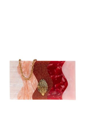 Borsa clutch rettangolare con motivi ondulati rosa, rossi e bordeaux, chiusura decorativa dorata a forma di mano e tracolla a catena dorata.