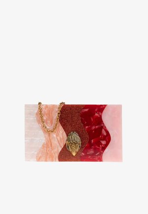 Borsa clutch rettangolare con motivi ondulati rosa, rossi e bordeaux, chiusura decorativa dorata a forma di mano e tracolla a catena dorata.