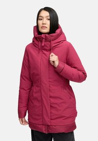 Bordowa kurtka puchowa z wysokim kołnierzem, przednim zamkiem błyskawicznym, bocznymi kieszeniami i elastycznym detalem w talii. Gładka tekstura, casualowy design.