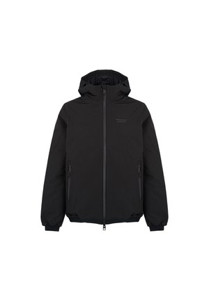 Giacca nera isolata con cappuccio, chiusura zip frontale, polsini elasticizzati e due tasche laterali. Tessuto liscio con finitura opaca e minimal branding.