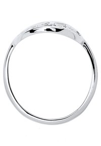 Silverring med en polerad yta. Enkel banddesign som böjer sig smidigt och har subtila ingravingar på den övre ytan.