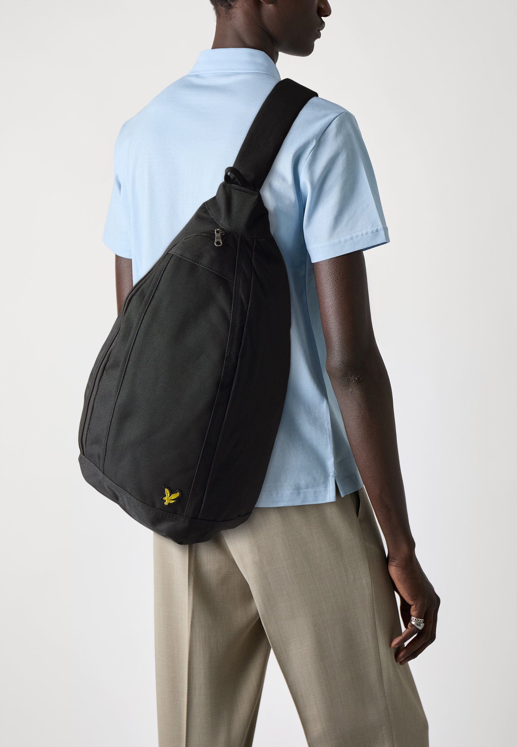 【海外限定】 Lyle & Scott ボディバッグ 肩掛け ブラック Lyle & Scott SLING BAG UNISEX - Cross body bag - jet black