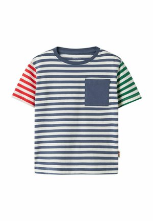 Chemise à manches courtes rayée avec des lignes horizontales bleues et blanches, des rayures rouges sur la manche gauche, des rayures vertes sur la manche droite et une poche poitrine bleue.