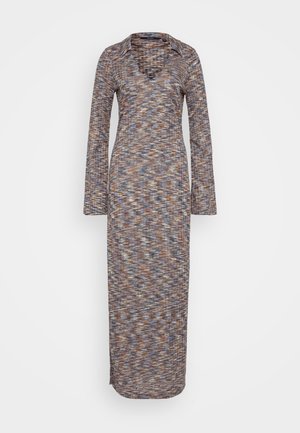 Vestido largo y estampado hecho de una tela texturizada con tonos marrón, azul y crema. Escote en V y mangas largas. Silueta recta.