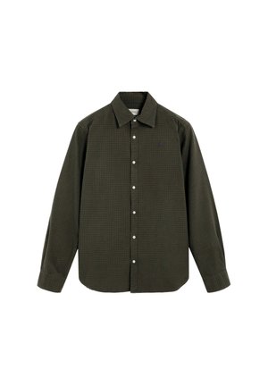 Camisa de botones de manga larga en verde oscuro con un pequeño patrón de cuadrícula y cuello, botones blancos y un logo bordado sutil en el pecho.