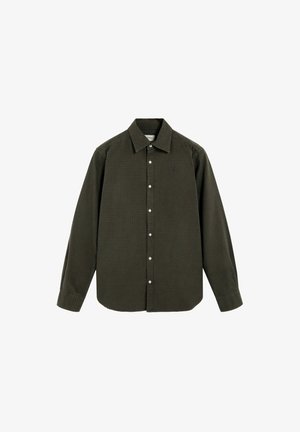 Camisa de botones de manga larga en verde oscuro con un pequeño patrón de cuadrícula y cuello, botones blancos y un logo bordado sutil en el pecho.