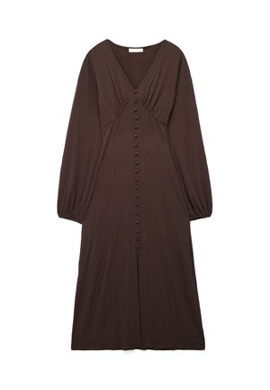 Robe midi marron à manches longues avec décolleté en V, bustier froncé, boutons recouverts de tissu sur le devant et ourlet légèrement évasé.