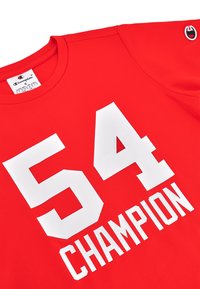Rode sportieve trui met een ronde hals, met een textuurstof. Witte bedrukte "54" en "CHAMPION" graphics in vette letters.