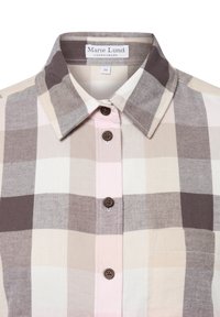 Camicia quadrettata con un motivo marrone chiaro, beige e rosa tenue. Presenta un colletto classico, bottoni marroni e un tessuto texture. Etichetta del brand visibile.
