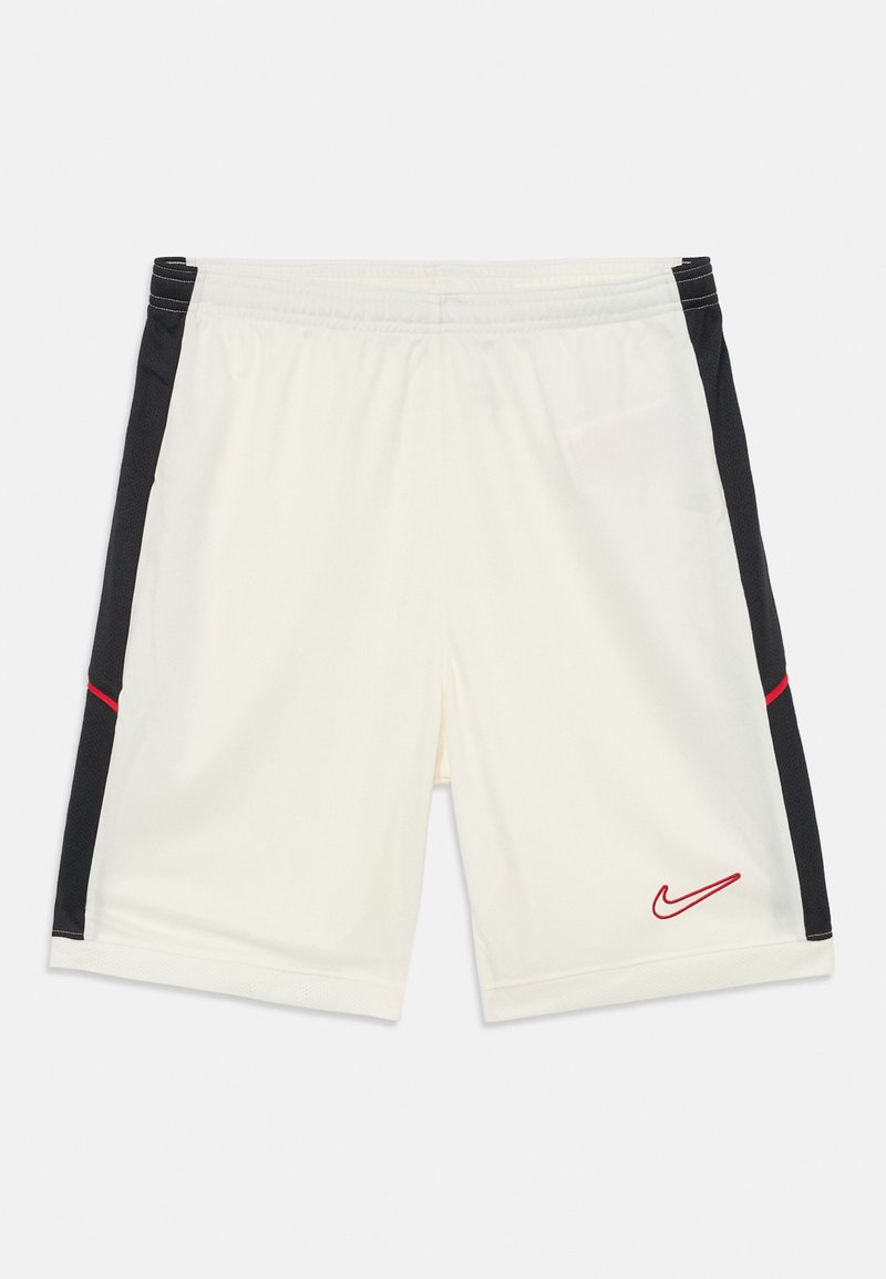 Shorts de sport blancs avec des panneaux latéraux noirs et un accent rouge. Fabriqués en tissu léger avec une taille élastique et un logo brodé.