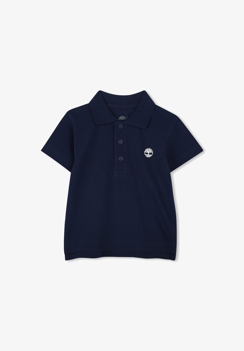 Polo azul marino hecho de algodón, con mangas cortas, tapeta de tres botones y un pequeño logo de un árbol blanco en el pecho. Textura suave.