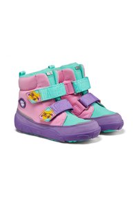 Stivali colorati per bambini con tessuto rosa, turchese e viola, dotati di due cinture regolabili in Velcro e una grafica di un personaggio sul lato.