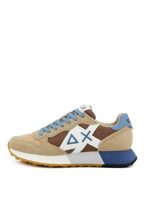 Sneaker basse con suede beige, pannelli in tessuto marrone, lacci blu e dettagli bianchi con simboli geometrici blu sul lato.