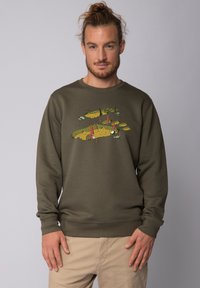 Olijfgroene sweatshirt met een ronde hals en geribbelde boorden, met een speelse illustratie van kabouters en landschappen op de voorkant.