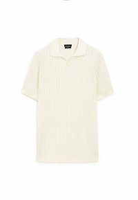 Polo en maille crème à manches courtes avec un motif côtelé vertical subtil et un col ouvert, posé à plat sur un fond blanc.