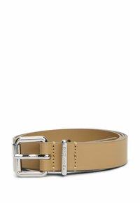 Ceinture en cuir tan avec une boucle rectangulaire en argent, dotée de détails de couture et d'un accent de marque sur la sangle. Texture lisse, design minimal.