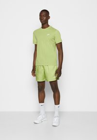 Nike Sportswear M NSW SPE WVN LND FLOW SHORT - Spodnji deli trenirk - vivid green/white