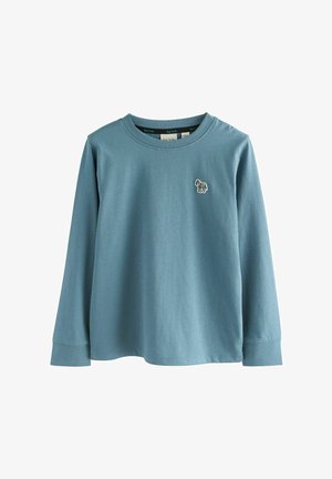 Camisa de manga larga azul clara en material suave, con un escote redondo y un pequeño diseño bordado de un caballo multicolor en el pecho.