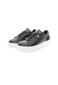 Zapatillas de cuero negro con puntera redonda, cordones negros, herrajes plateados y una suela gruesa blanca. Presentan un acento con un patrón en el costado.
