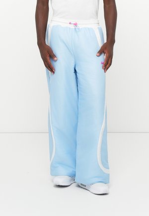 Pantaloni din plasă de culoare albastru deschis cu accente laterale albe și talie cu șnur, având un logo roz aproape de tiv. Manșete elastice la glezne.