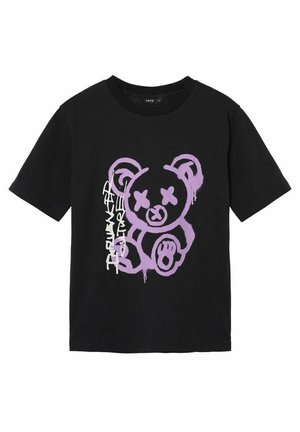 Czarny T-shirt z krótkim rękawem z fioletowym misiem w stylu graffiti z przekreślonymi oczami i białym pionowym napisem na środku przodu.