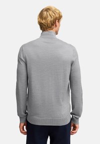 Grauer gestrickter Pullover mit langen Ärmeln, hohem Kragen, geripptem Saum und Bündchen. Der Stoff hat eine glatte Textur und zeigt eine einfarbige Oberfläche ohne Muster.