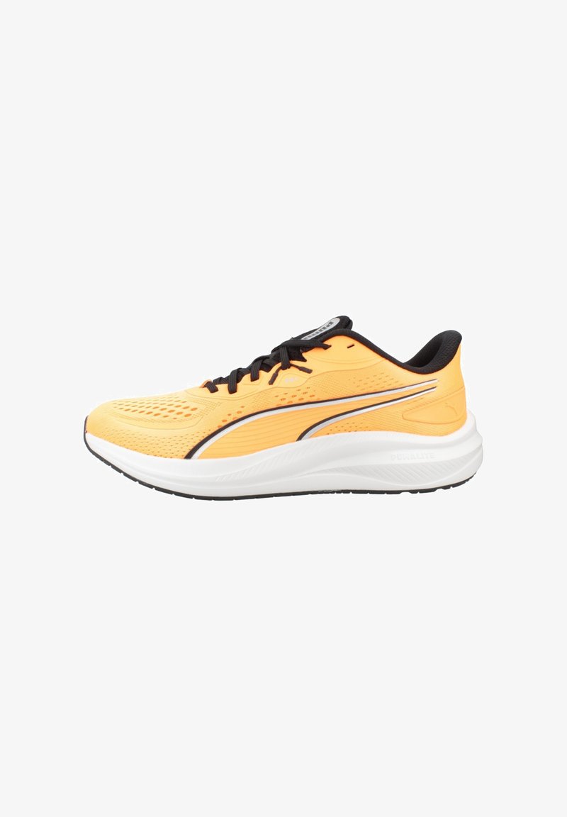 Chaussure de course orange et noire avec une semelle épaisse blanche, tige en mesh respirant, lacets noirs et bande latérale de marque.