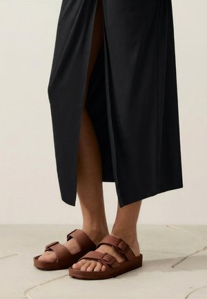OYSHO WITH BUCKLES - Badesandaler - brown