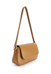 Borsa a tracolla in pelle tan con design piatto e strutturato, chiusura a patta magnetica e tracolla regolabile. Texture liscia con cuciture sottili.