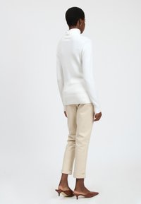 INFLUENCER TURTLENECK - Strickpullover - milk