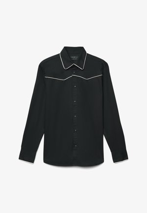 Chemise noire à manches longues avec un liseré blanc le long du col et du yoke avant. Fabriquée en tissu lisse, avec une fermeture à boutons et des poignets.
