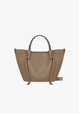 Torba typu tote ze skóry w kolorze taupe o fakturowanej strukturze, z dwoma krótkimi uchwytami, długimi bocznymi paskami oraz nazwą marki „RYŁKO” na środku przedniej części.