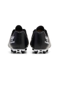Zwarte voetbalschoenen met een glad leren bovenwerk, voorzien van witte accenten en het "hummel"-logo op de hak, en een gemoldde noppenbuitenzool.