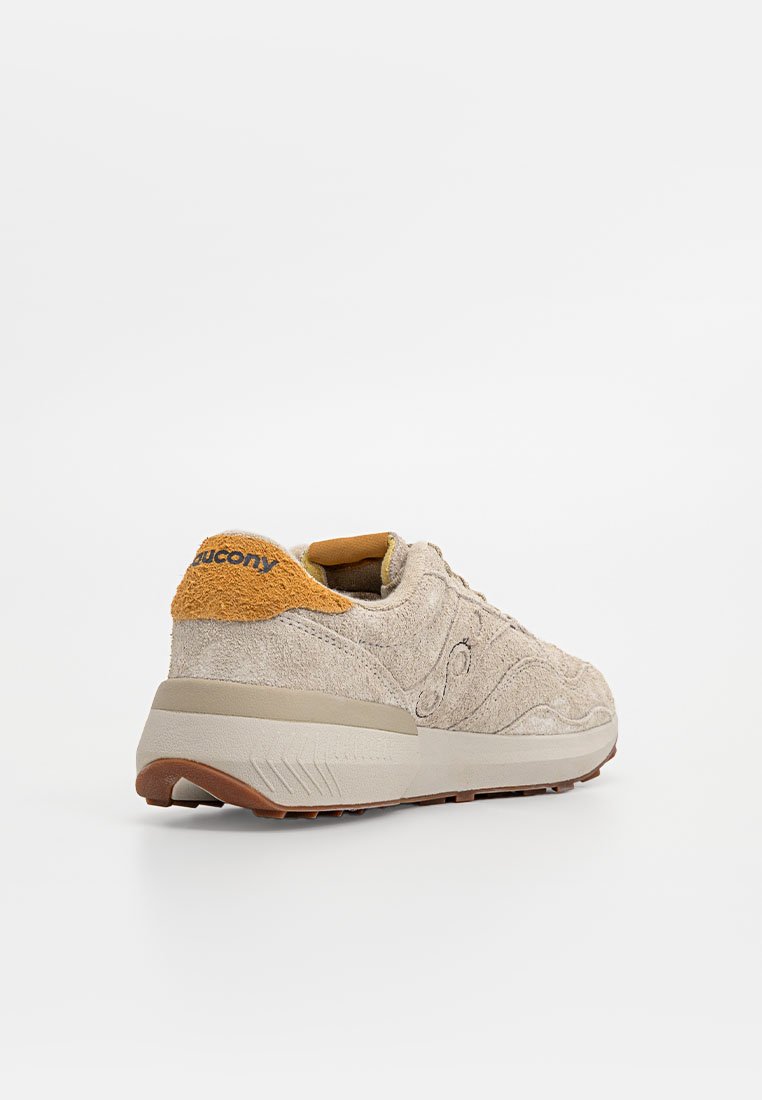 Sneaker in suede beige con punta tonda, corpo testurizzato, dettagli color cuoio sul tallone e suola in gomma grigia chiara con motivo antiscivolo.