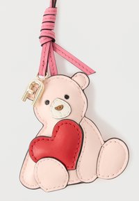 Breloc de chei cu ursuleț din piele roz, care are o inimă roșie cusută. Detalii notabile din aur și o curea roz completează designul.