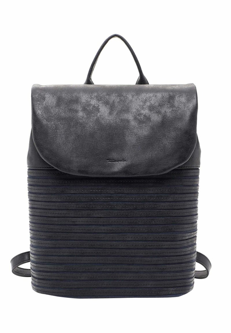 Sac à dos noir avec rabat texturé sur le dessus et motif côtelé horizontal sur le devant, doté d'une seule poignée et de bretelles.