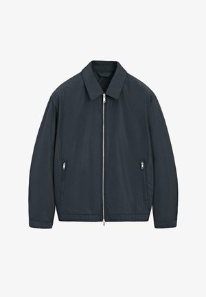 Czarna kurtka na zamek z ostrym kołnierzem i dwoma zamykanymi kieszeniami bocznymi, wyświetlana na białym tle.