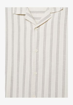 Chemise blanche à boutons avec fines rayures verticales noires et col cranté.
