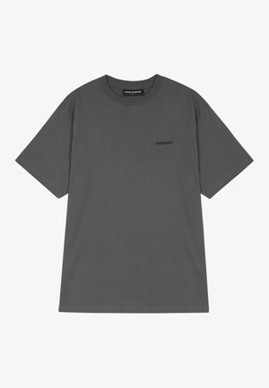 Γκρι βαμβακερό T-shirt με κλασική λαιμόκοψη, κοντά μανίκια και μικρό μαύρο λογότυπο στο στήθος. Απλή, χαλαρή γραμμή.