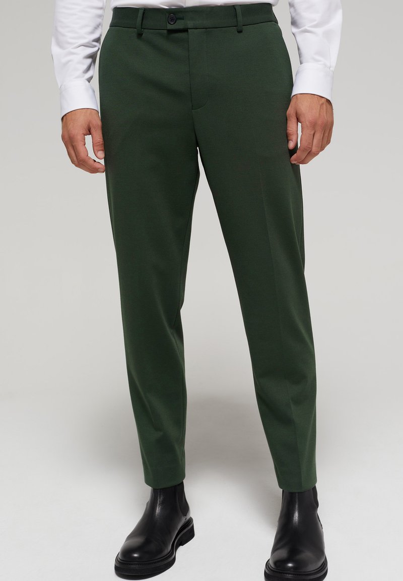 Pantaloni in velluto donna: i modelli più eleganti d'autunno