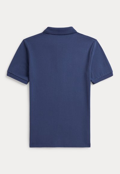 Marineblaues kurzärmeliges Polohemd mit geripptem Kragen und Bündchen, von hinten vor weißem Hintergrund gezeigt.