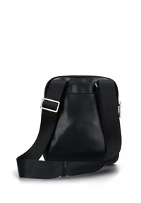 Borsa a tracolla in pelle nera con una finitura liscia, dotata di chiusura con zip e tracolla regolabile. Design semplice e dettagli hardware funzionali.