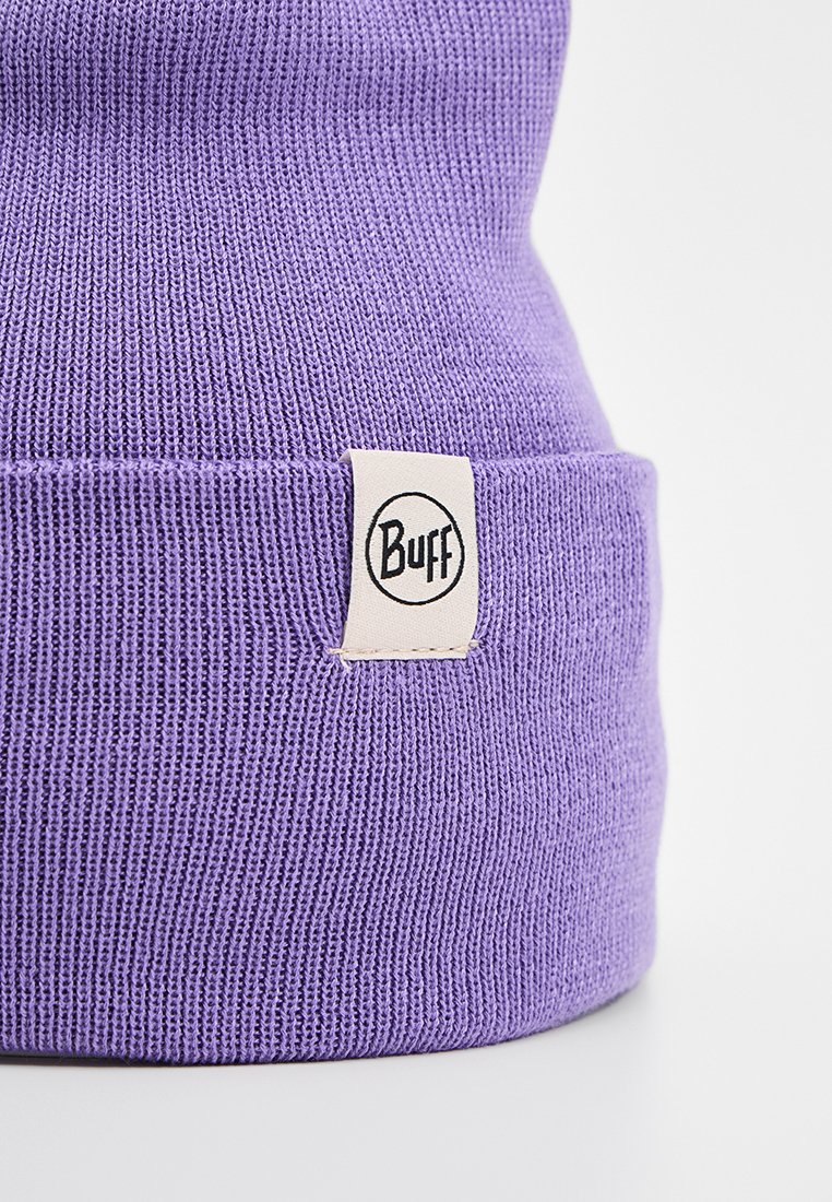 Lila stickad mössa med ribbad textur och vikta kanter; har en liten rektangulär tygskylt med "Buff"-logotypen i svart.