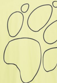 Gelbes Stoff mit einem großen, einfachen Pfotenabdruckdesign in schwarzer Umrisslinie, das die Oberfläche bedeckt.