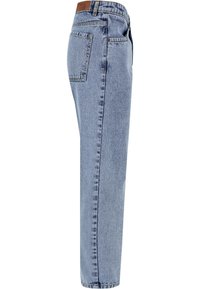 Jeans de denim azul claro, de cintura alta, corte recto. Múltiples bolsillos, incluyendo un bolsillo trasero con detalle de costura.